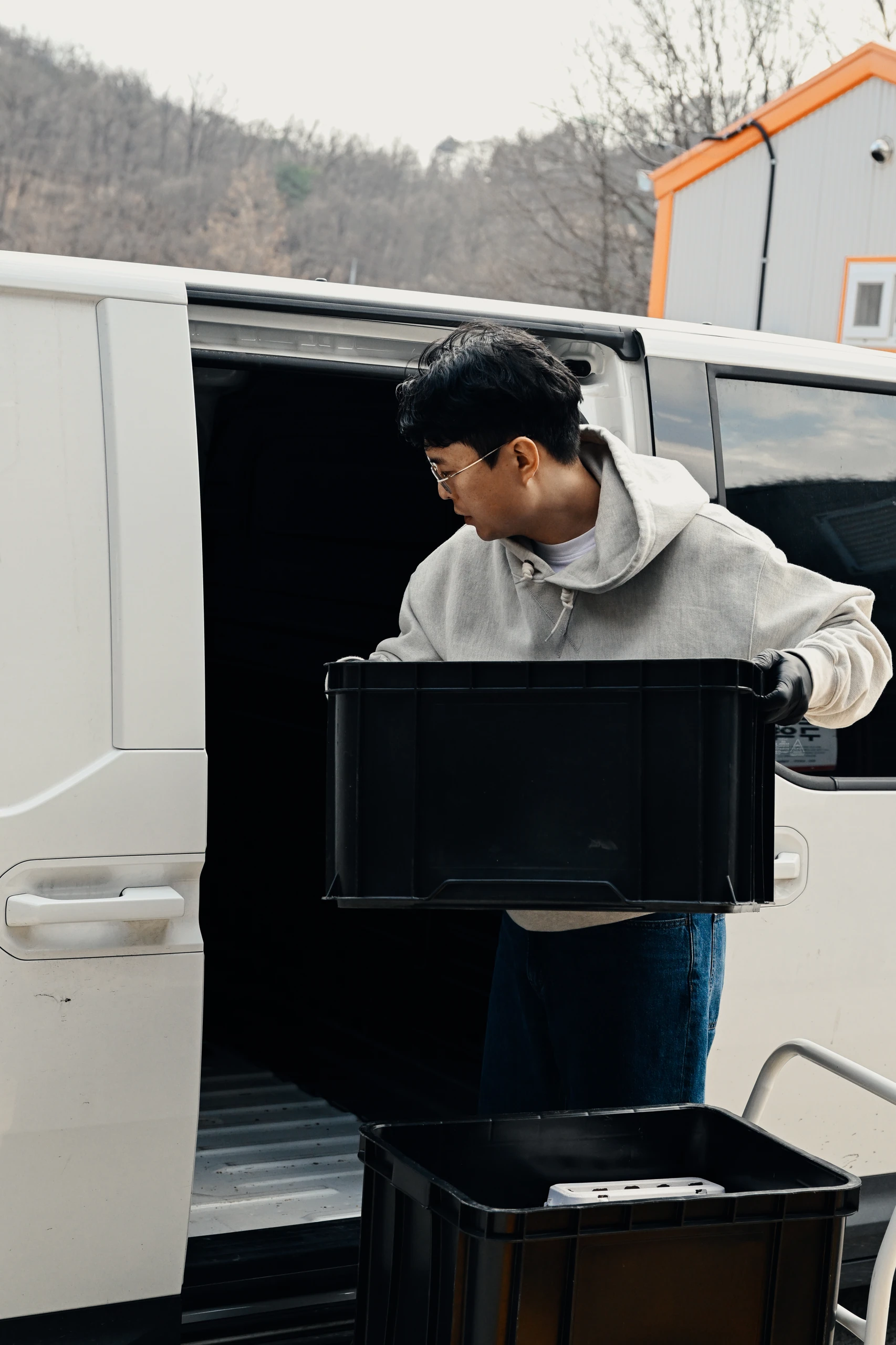 직배송을 위해 차에 달걀을 싣는 모습