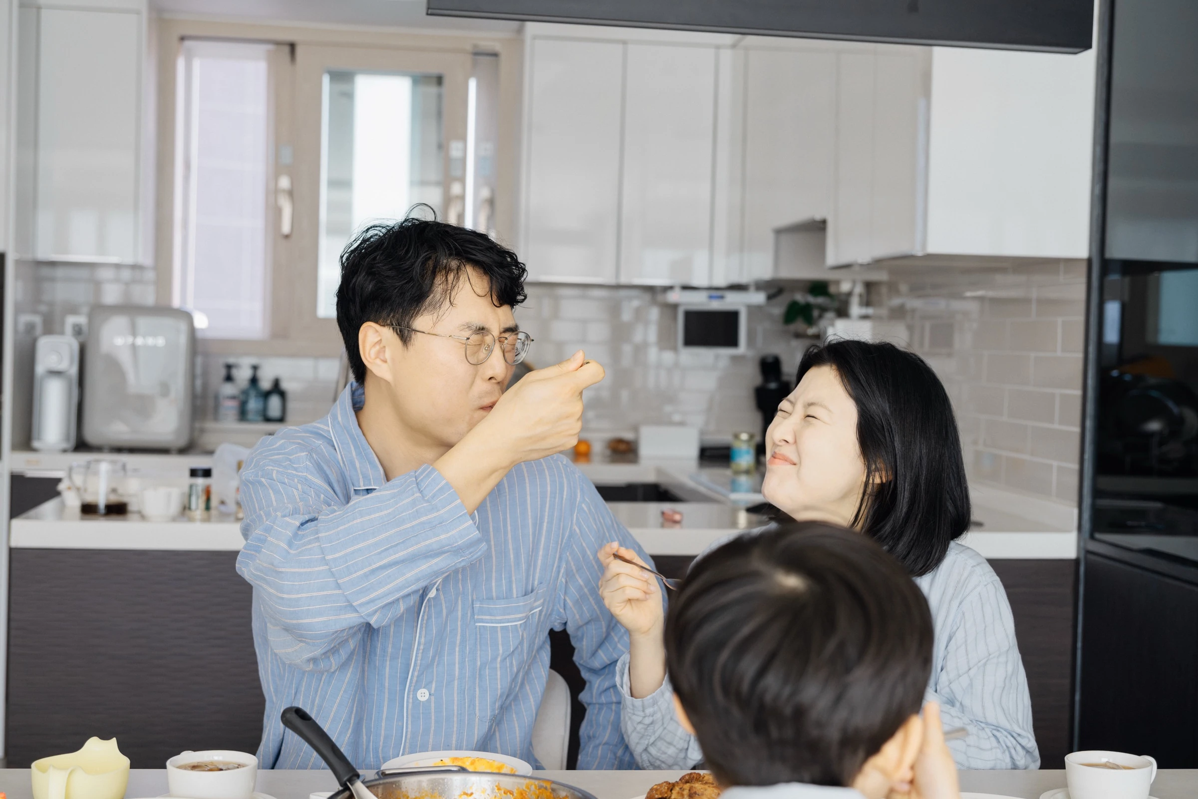 가족이 함께하는 아침 식탁
